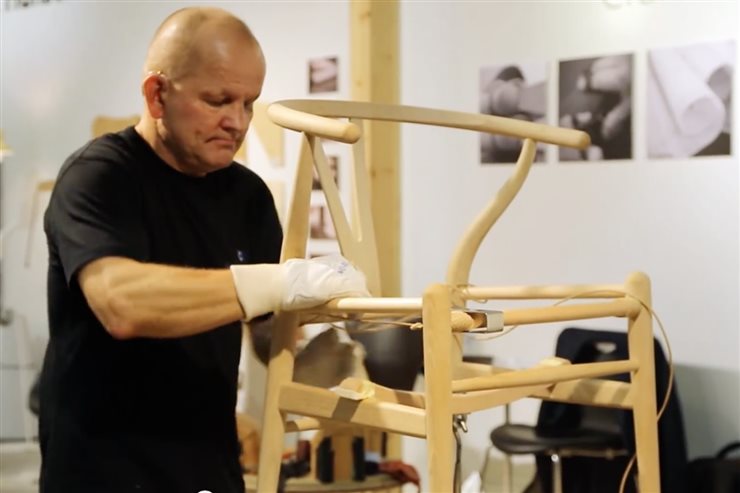 Benny the Weaver, uno de los artesanos más reputados de la marca, demostrará en directo el proceso de confección del asiento de la silla CH24.
