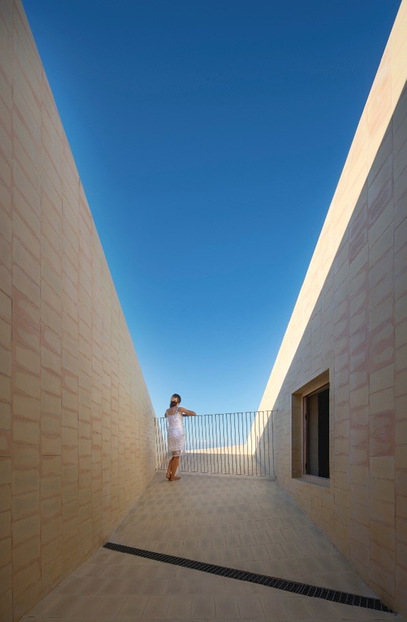Hotel Santacreu en la isla de Tabarca (Alicante), de Diego López Fuster + Subarquitectura