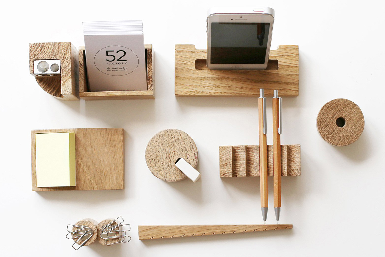 estudio en casa Complementos de vanguardia diseñadores rusos Nasya Kopteva y Sasha Braulov, de 52 Factory