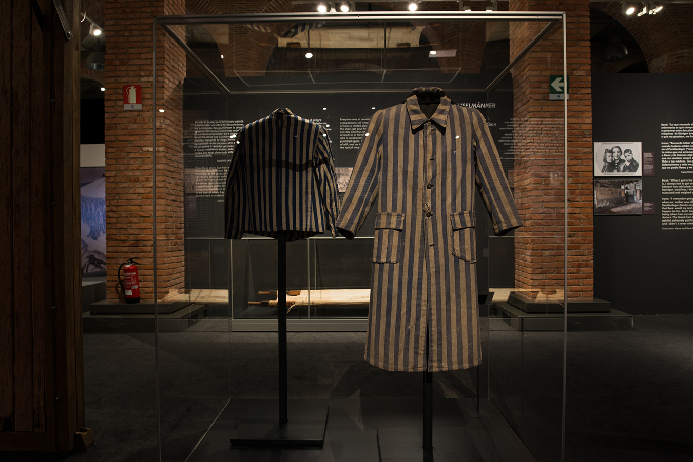 Vestimenta de prisioneros expuesta en Centro de Exposiciones Arte Canal Auschwitz