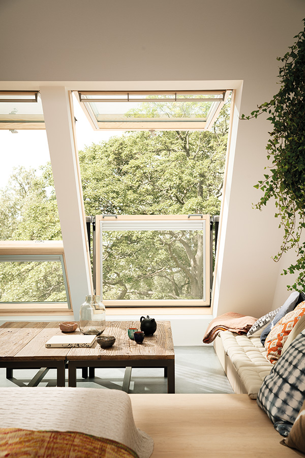 Una ventana de tejado nos permite soñar con vistas de las estrellas y ganar espacio útil bajo cubierta. Los fabricantes múltiples modelos y acabados que incluyen el accionamiento remoto y el equipamiento con estores o persianas. Modelo de Velux.

