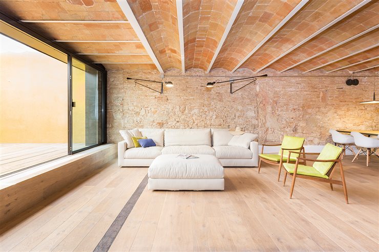 Una corredera de salida a la terraza debe hacerse mediante una guía oculta que no sea un obstáculo, como en este proyecto del estudio Àmbit Arquitectes que ha utilizado carpintería de Technal.

