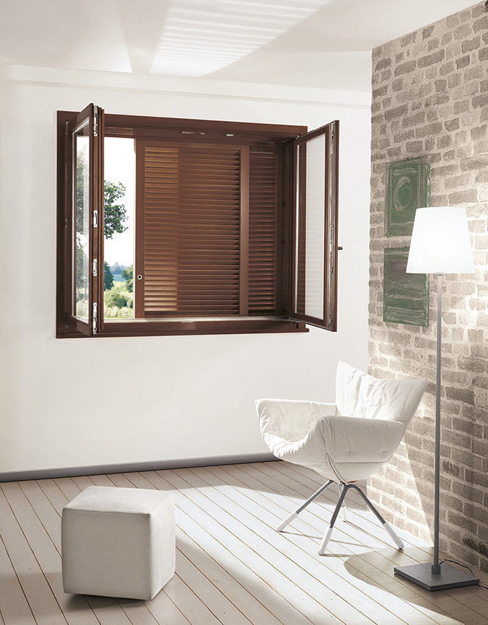 Las ventanas dotadas de mallorquinas, como el modelo Belvedere, de Scrigno, permiten ventilar la estancia sin ser visto.
