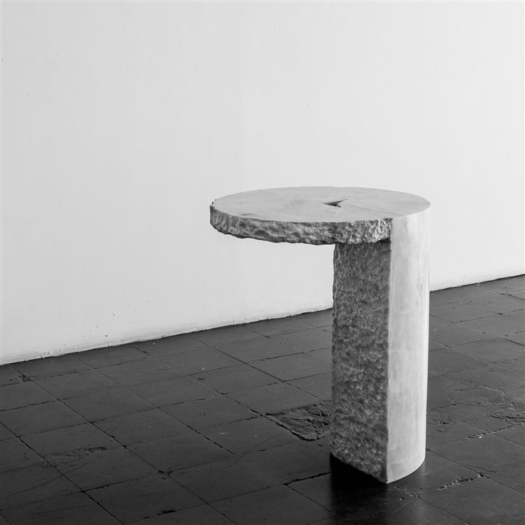 Altar, a partir de un bloque sólido de piedra. 
