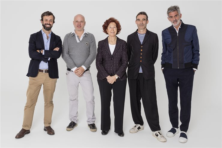 De izquierda a derecha, Alvaro Castro, Stefan Geenen, María de Corral, Robert Thiemann y Alfredo Häberli, jurado del Concurso Internacional de Diseño Andreu World 2017.
