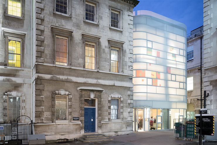 El Centro Maggie se inserta entre edificios históricos de Londres.
