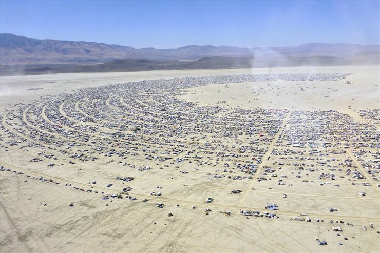 Vista aérea del festival en el desierto de Nevada.
