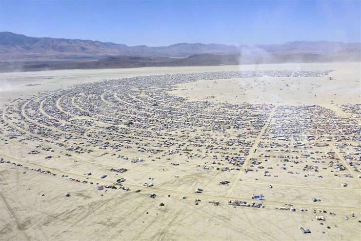 Vista aérea del festival en el desierto de Nevada.
