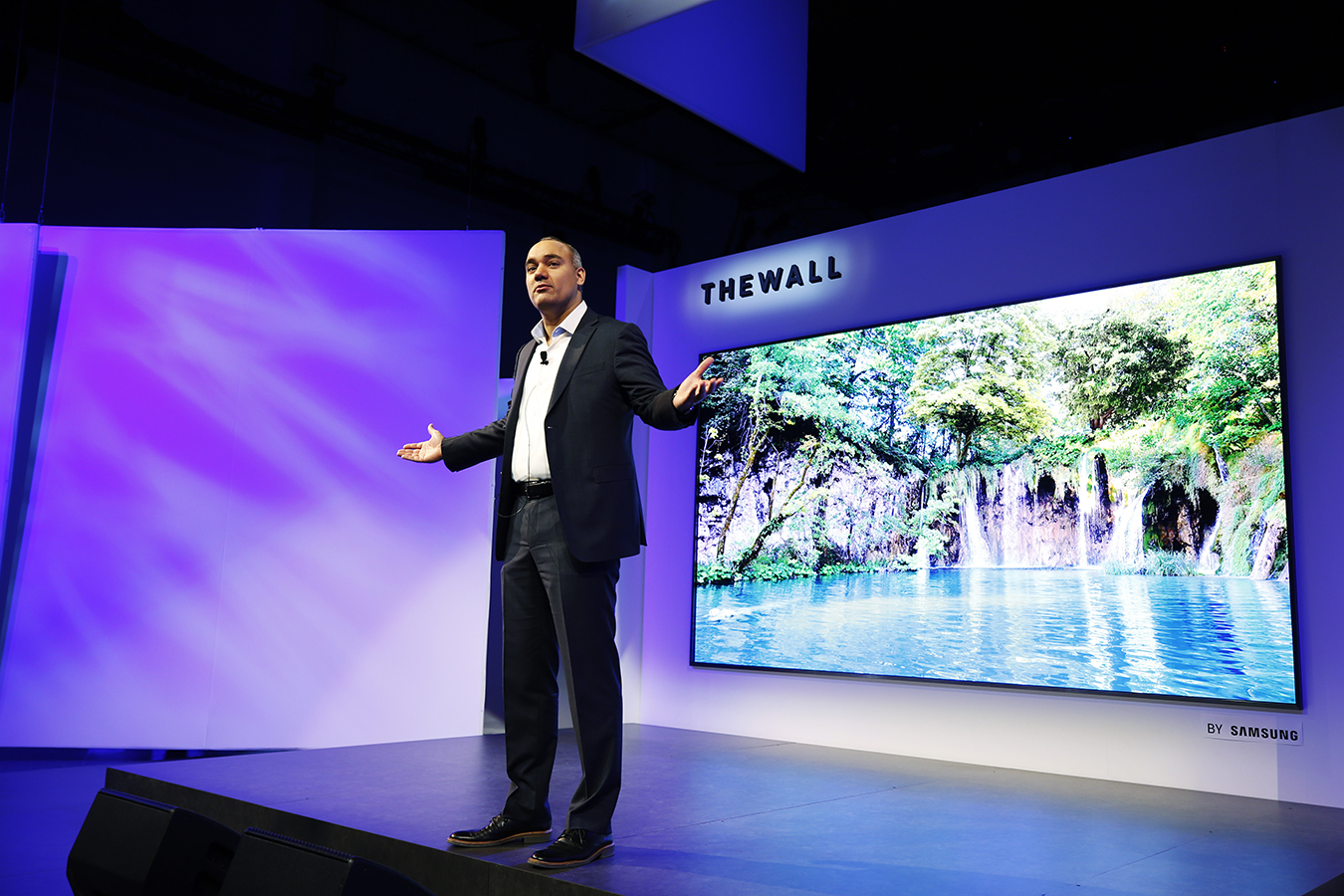 The-Wall-Modular-MicroLED-146-inch-TV-1. 