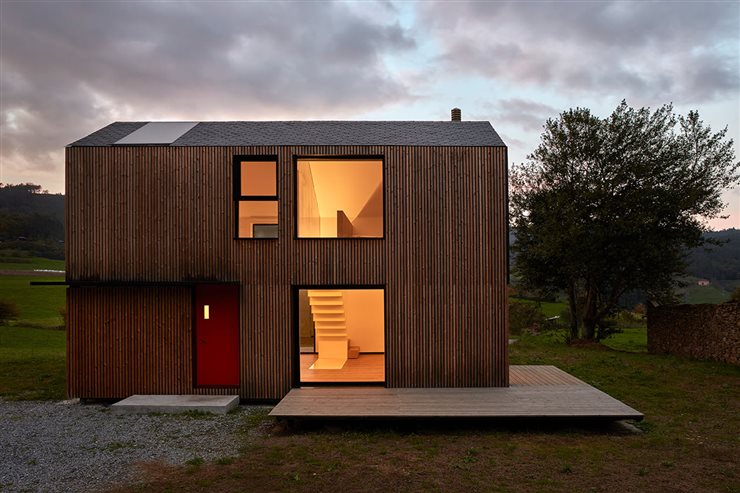 La casa apuesta por la tecnología, pero se integra perfectamente en el entorno.

