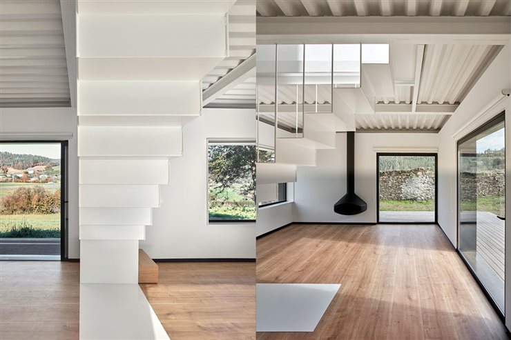 Las escalera y los grandes ventanales son los protagonistas del interior.
