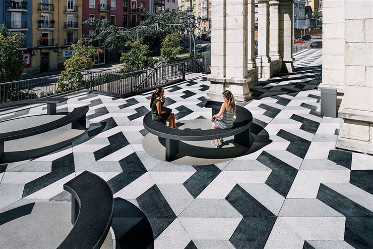 El pavimento es una gran alfombra geométrica.
