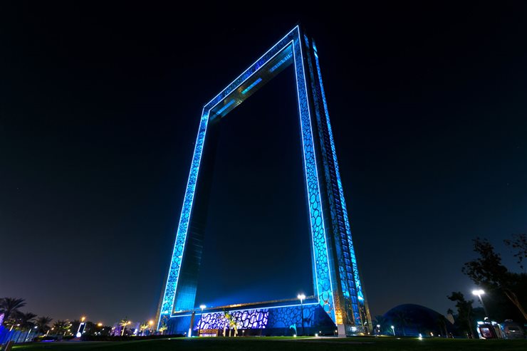 El edificio de Fernando Donis iluminado de noche.