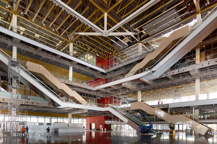 El edificio de Estudio Herreros en Bogotá establece un compromiso con la sostenibilidad y la tecnología.