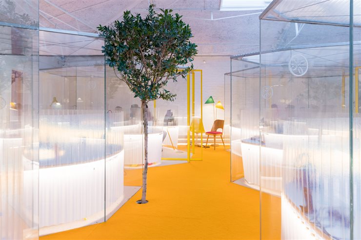 El pavimento de color, las cápsulas de vidrio y la vegetación definen el nuevo espacio.
