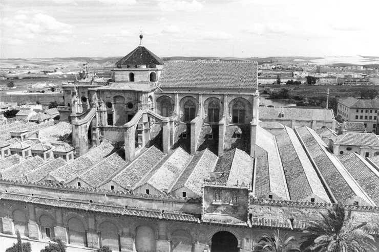 Una imagen área de la mezquita de Córdoba muestra la influencia de diferentes estilos y culturas a lo largo del tiempo en su construcción.
