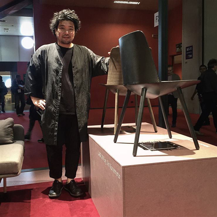El autor junto a su silla en la Feria del Mueble de Estocolmo.
