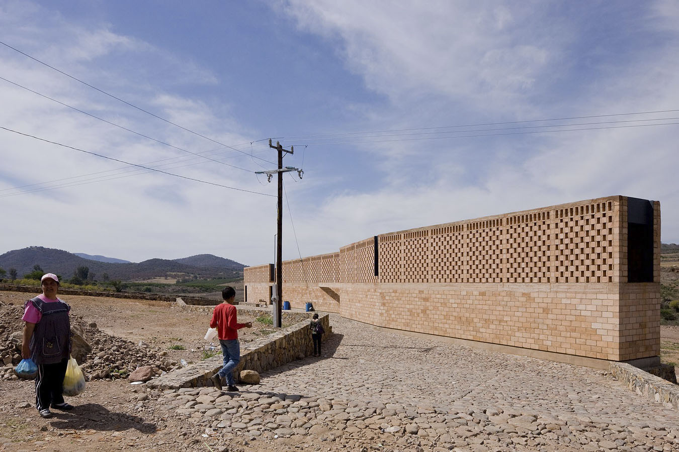 Peregrinos frente al refugio proyectado por Luis Aldrete