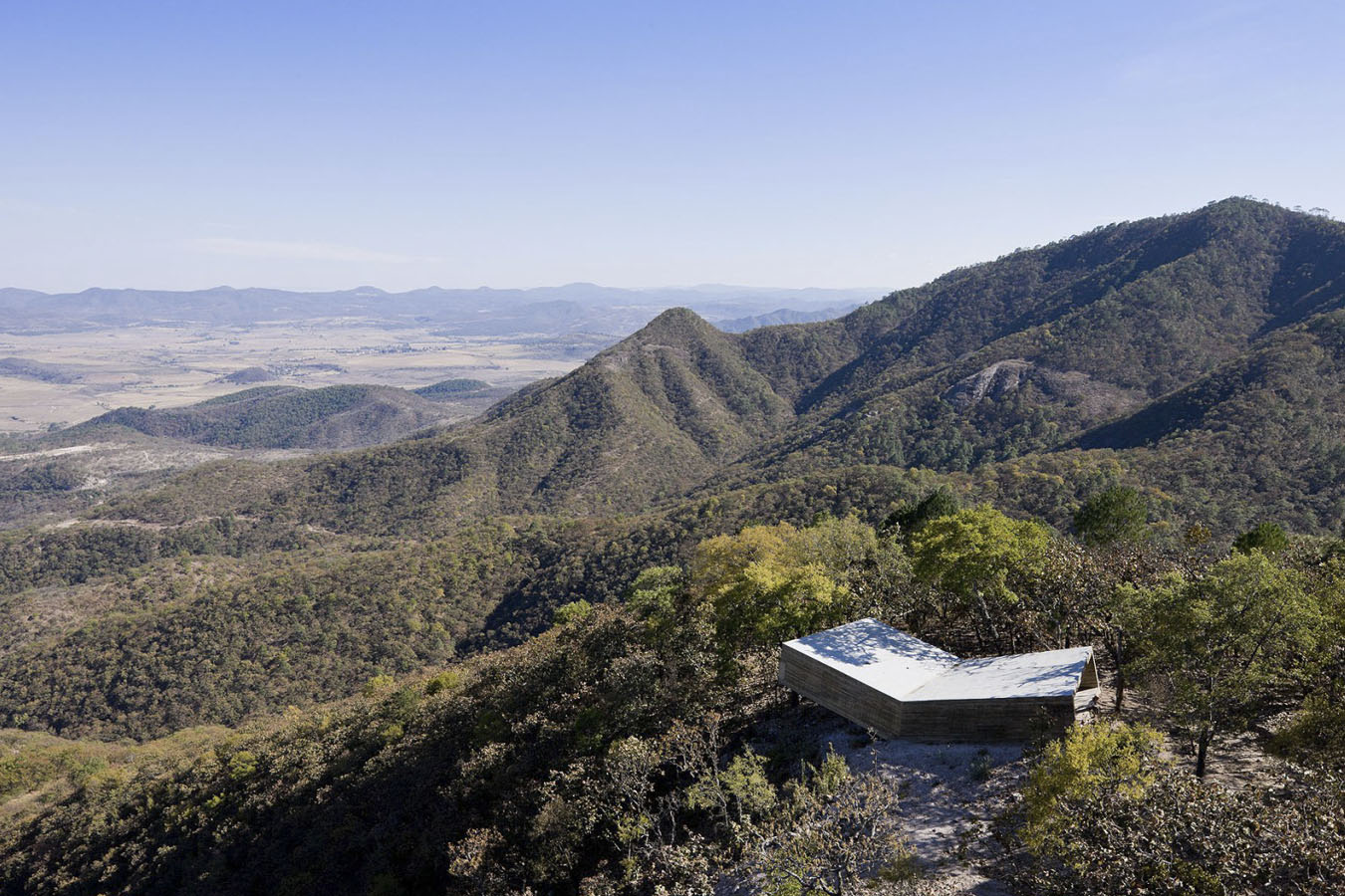 Desde el Mirador las Cruces, proyectado por el estudio Elemental, se aprecia la imponente cordillera de Jalisco