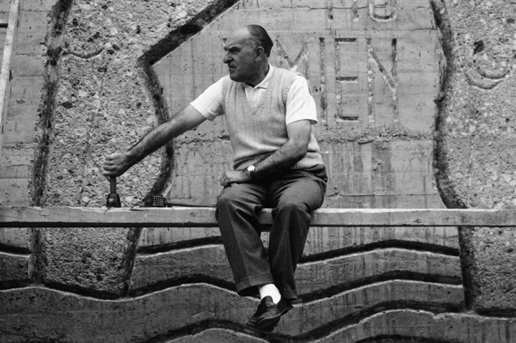 Joaquín Vaquero Palacios frente a los murales de la central de Miranda, en 1962

