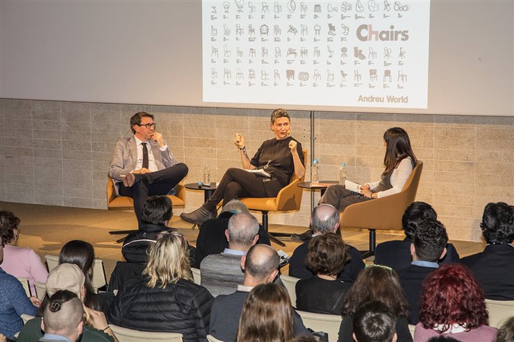 La periodista y autora del libro, Anatxu Zabalbeascoa, presentó el acto y conversó con Jesús Llinares, CEO de Andreu World, y Aina Otero, directora editorial de Gustavo Gili.
