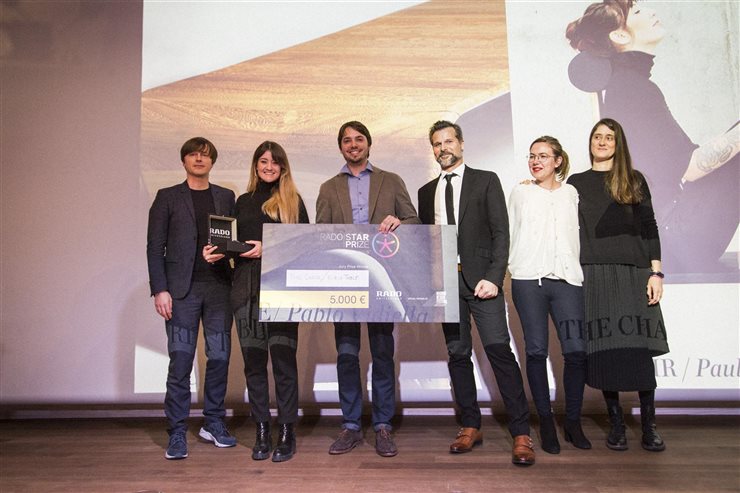 Los premiados por Rado, Paula Clavería y Pablo Vidiella, rodeado por miembros del jurado.
