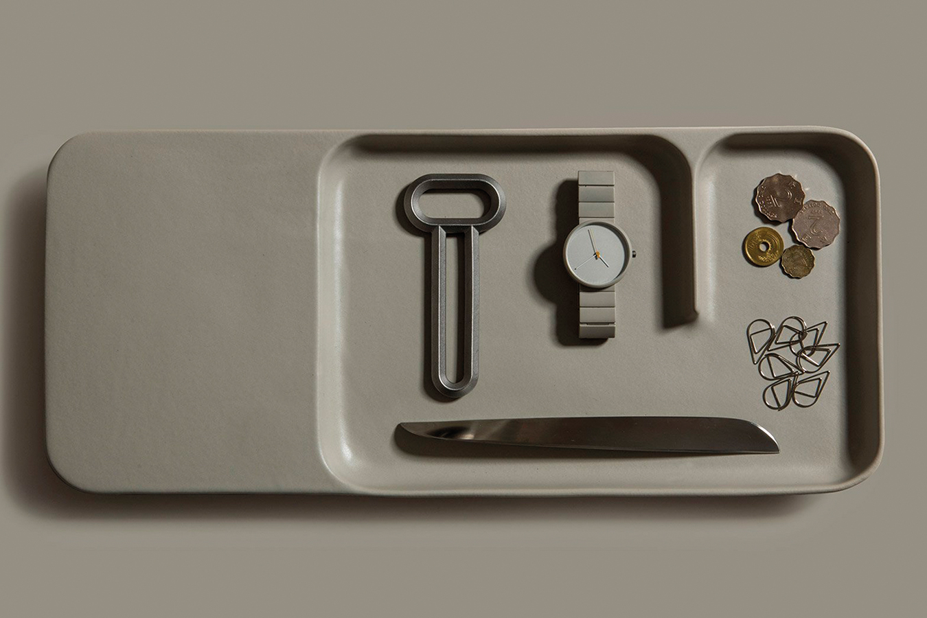 charge-tray-layer-benjamin-hubert-bitossi-ceramiche-ceramics-product-design-technology dezeen 1568 3. [09] En bandeja de carga