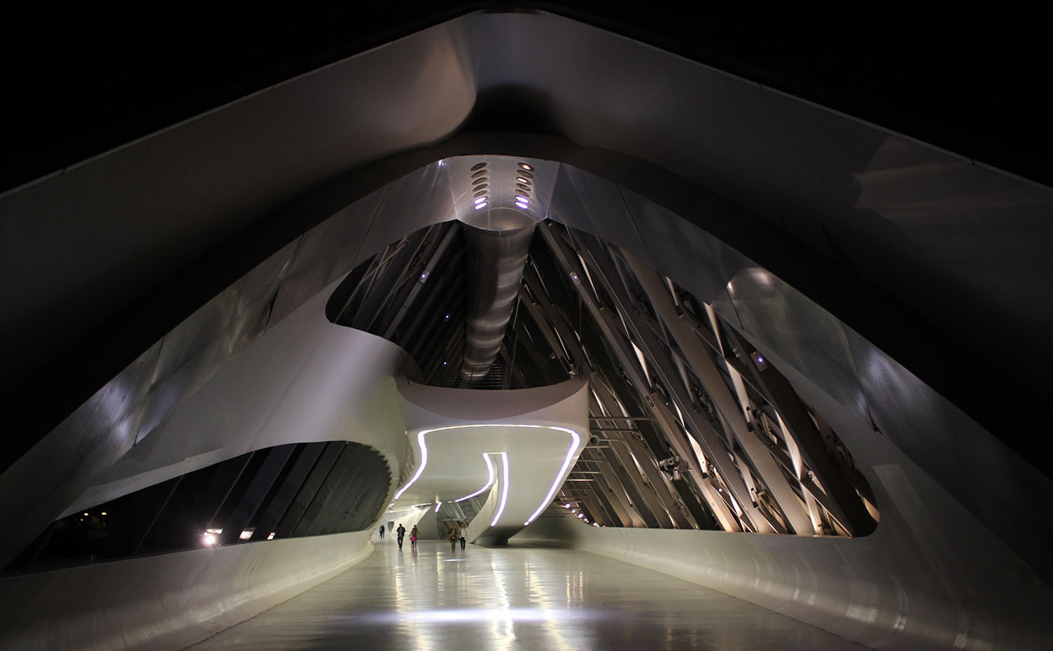 Zaha Hadid, Puente de Zaragoza (2008) Premio Pritzker