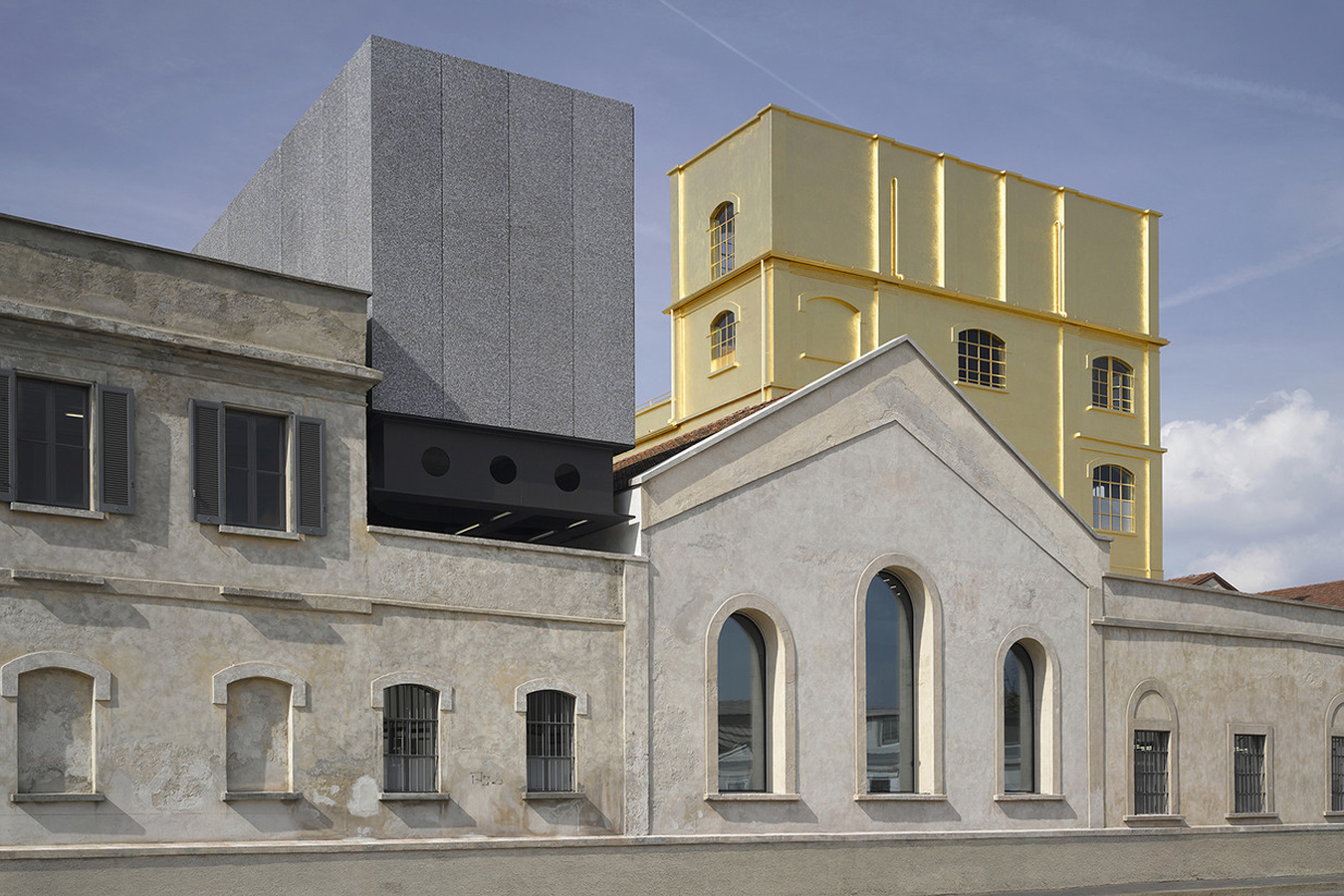 El edificio de la Fondazione Prada, conocido como la "casa embrujada", está cubierto de pan de oro.