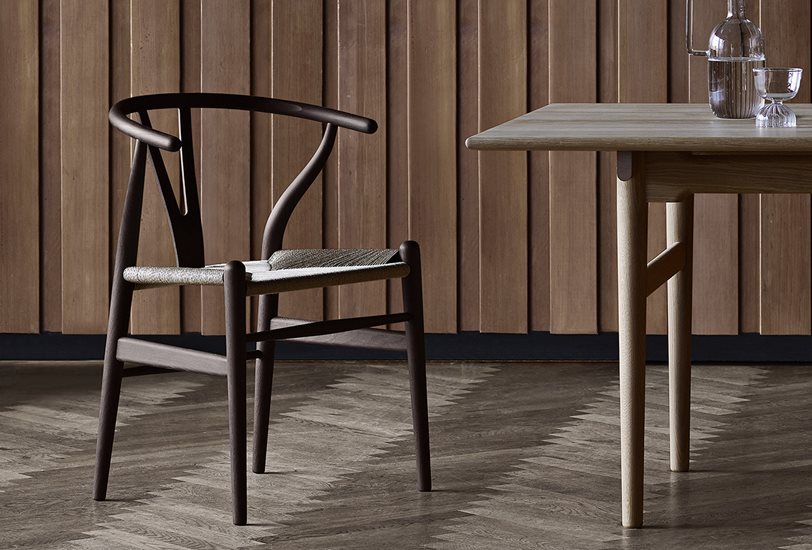 La nueva variante de roble envejecido de la silla Wishbone