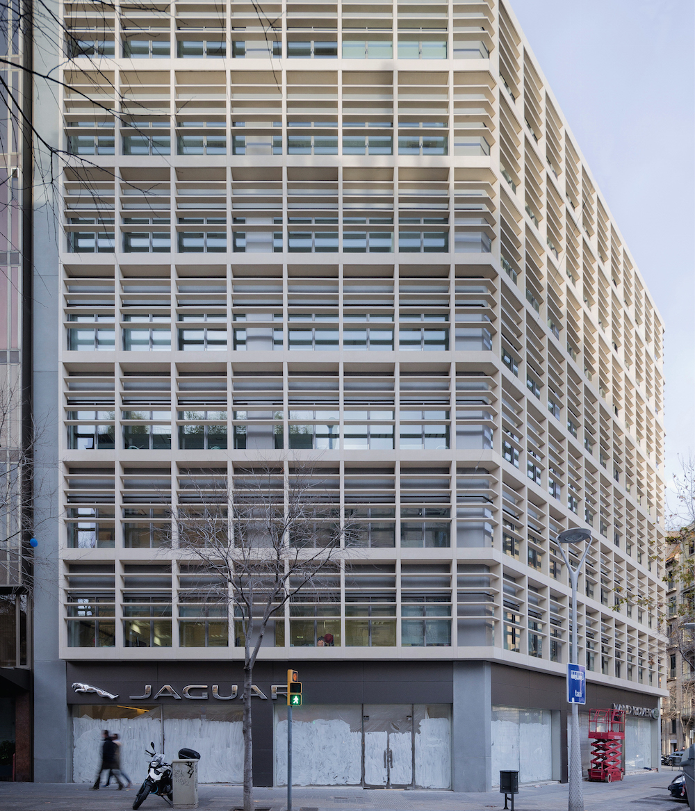 Ganadora Rehabilitar, sustitución de la fachada de un edificio de oficinas (Barcelona), por Joaquim Ortega y Massimo Preziosi.
