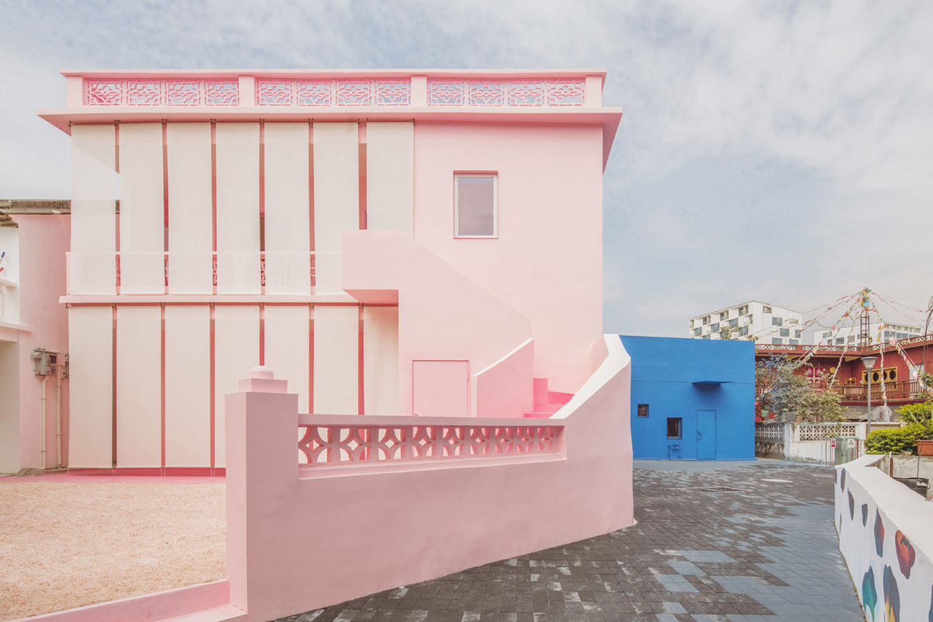 "La casa de ella" se colorea en rosa.

