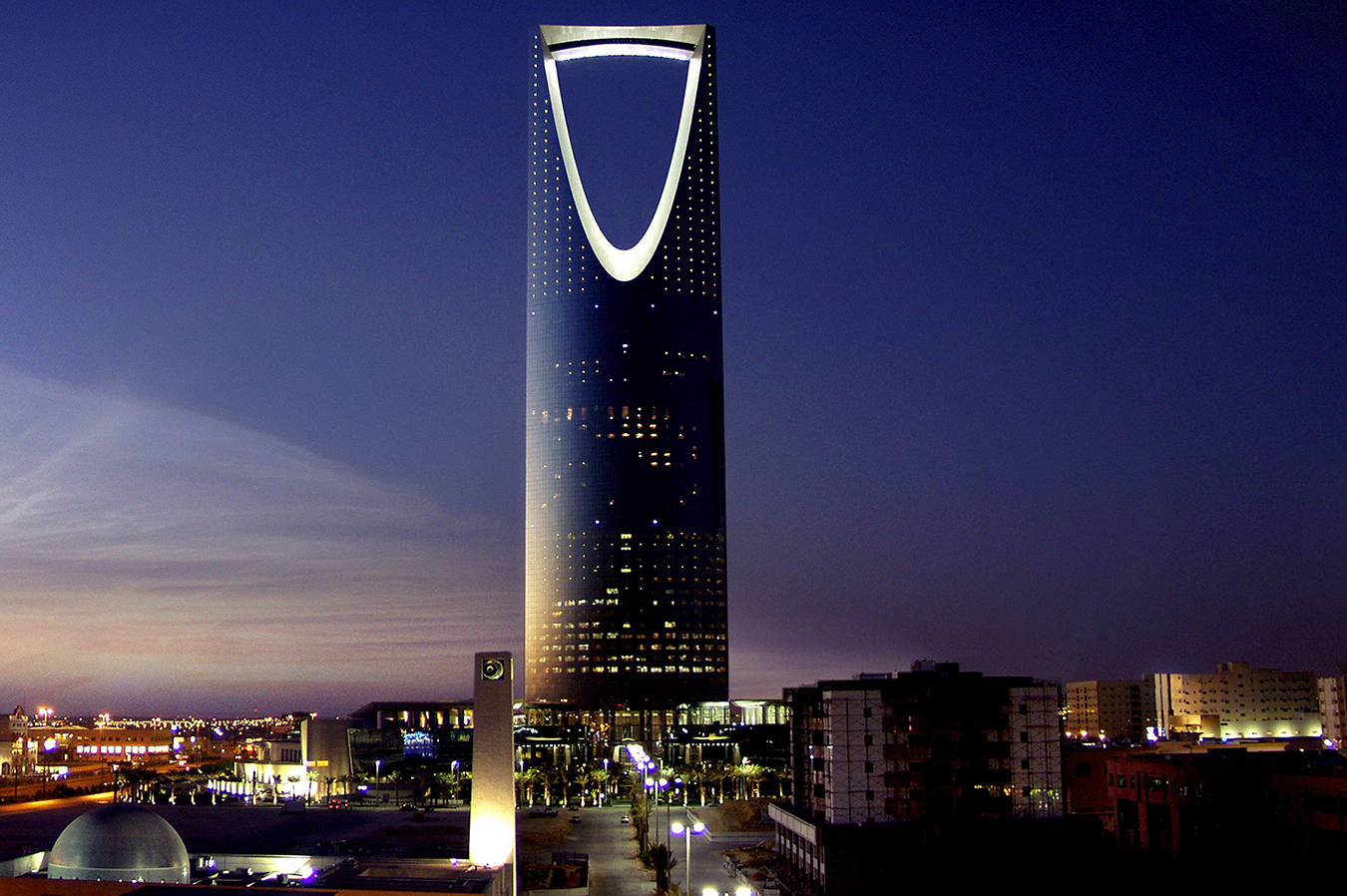 Kingdom Centre, Riad (Arabia Saudi), Ellerbe Becket y Omrania & Associates (302m)