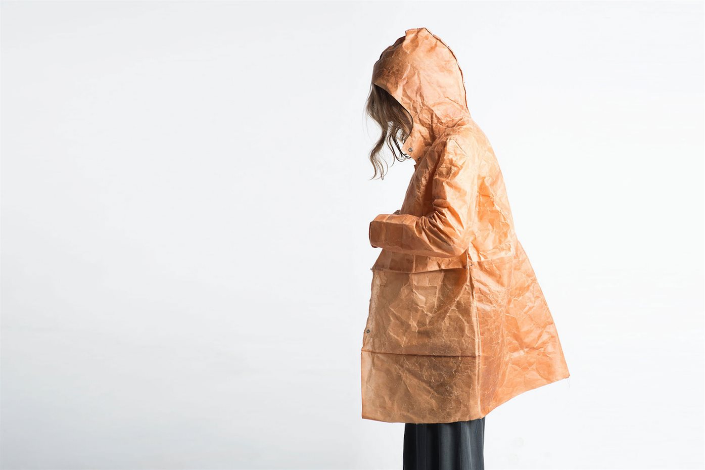 Chubasquero de papel reciclado, de Luzie Deubel