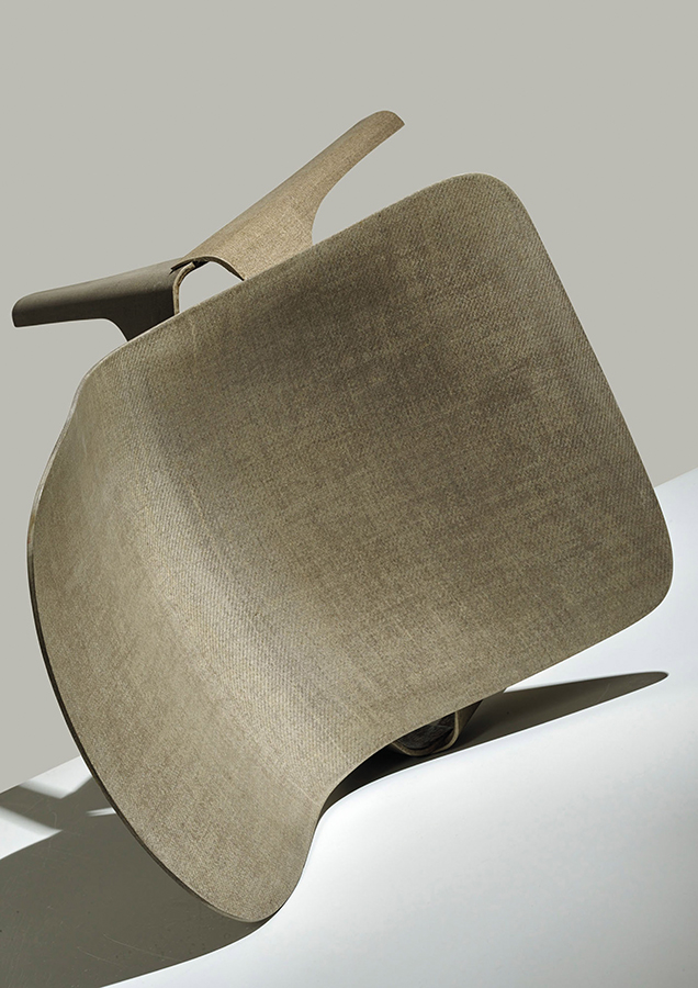 flax-chair-furniture-design-christien-meindertsma-bio-plastic-fiber-enkev-dutch-design-week-2016 dezeen 2364 col 1. Silla biodegradable Flax, de Christien Meindertsma para Label Breed