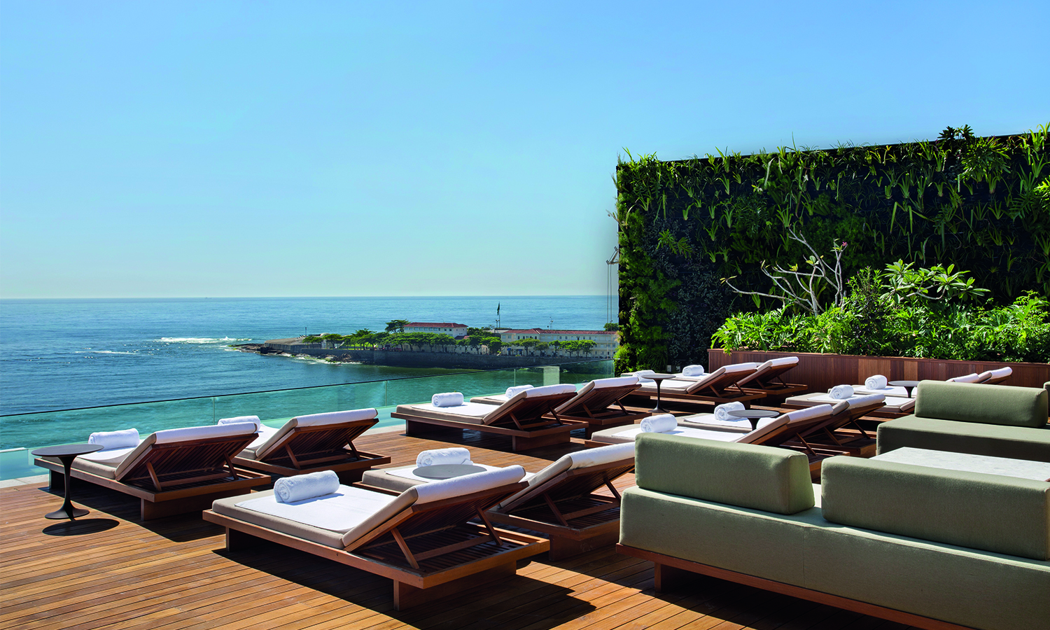 La visión desde la piscina es una de las grandes experiencias que ofrece el Hotel Emiliano. En la azotea se puede nadar disfrutando de las vistas de la playa de Copacabana