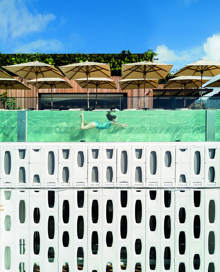 La visión desde la piscina es una de las grandes experiencias que ofrece el Hotel Emiliano. Los paneles perforados y la piscina crean un conjunto moderno y elegante