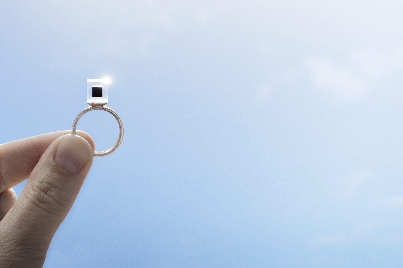 Smog Free Ring01. Anillo hecho con partículas de humo comprimidas, de Daan Roosegaarde