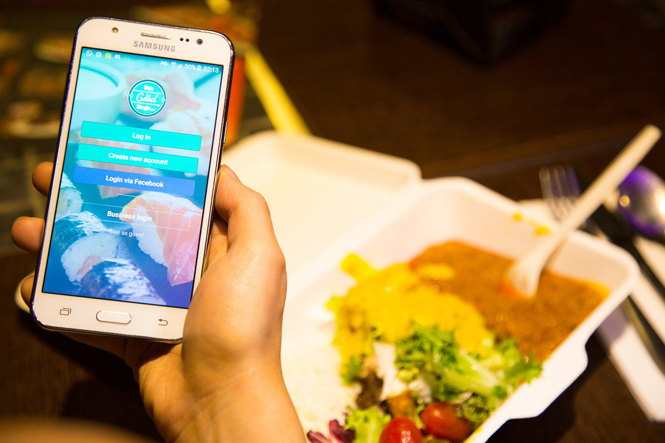 9dc32d2cf4995590 toogoo. Too Good To Go es una app activa en Dinamarca, Alemania y Francia que permite al usuario adquirir comida sobrante de restaurantes y panaderías que de otro modo acabaría en el cubo de la basura. Fue proyecto finalista en la edición 2017 de los Index Awards.