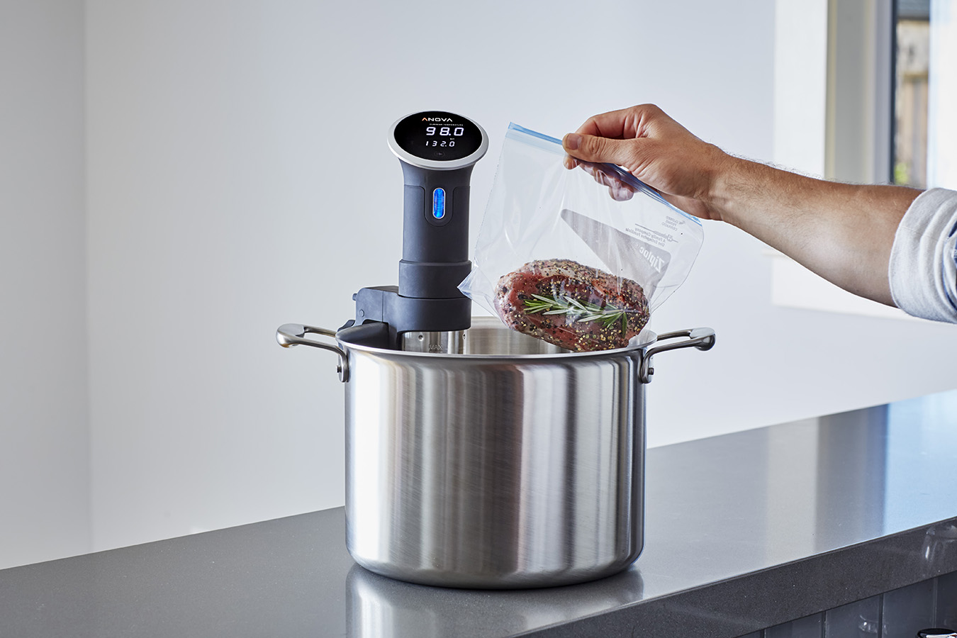 anova-environmental-002. La cocción al vacío es la especialidad de la cocina de precisión Anova, marca adquirida en 2017 por Electrolux. El bonus aquí es la inteligencia que proporciona la conectividad wifi y bluetooth para controlar la cocción a distancia.