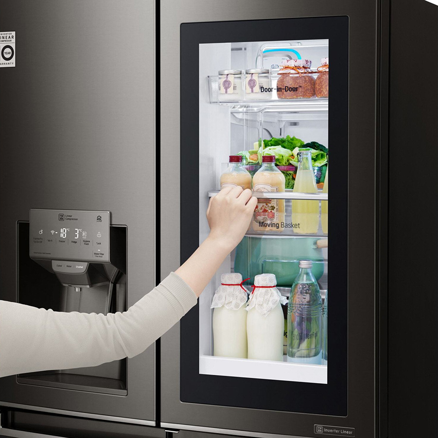 Instaview-AI. Dos toques a la pantalla táctil del nuevo frigorífico LG ThinQ InstaView bastan para que esta se vuelva "transparente" y revele el compartimento interior gracias a la cámara incorporada. De este modo podemos controlar la comida que guardamos sin tener que abrir la nevera.