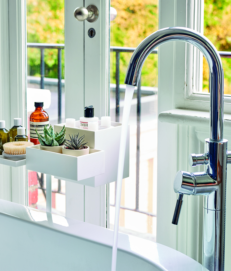 AyD Beach House Andy Martin 10. La grifería monomando de bañera de pie, con acabado cromado, es el modelo Atrio, de Grohe. Productos de baño, de las firmas Cowshed y Aesop