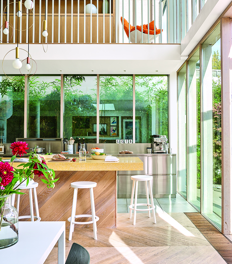 AyD Beach House Andy Martin 2. La cocina combina mobiliario en acero inox y una isla con zona de aguas y of ce con la base de madera con el mismo diseño que el pavimento. Cafetera Heston Blumenthal, de Sage. Bandejas de madera, de Muji