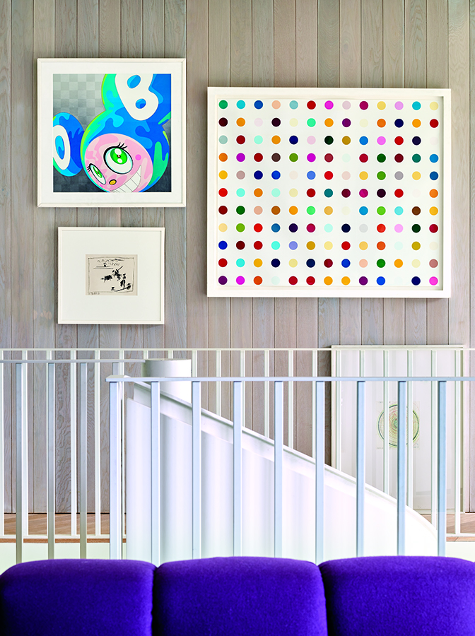 AyD Beach House Andy Martin 6. La obra gráfica forma parte sustancial del lenguaje decorativo del proyecto. En esta zona de paso se combinan piezas de diferente formato con piezas de Murakami, Damien Hirst y Picasso