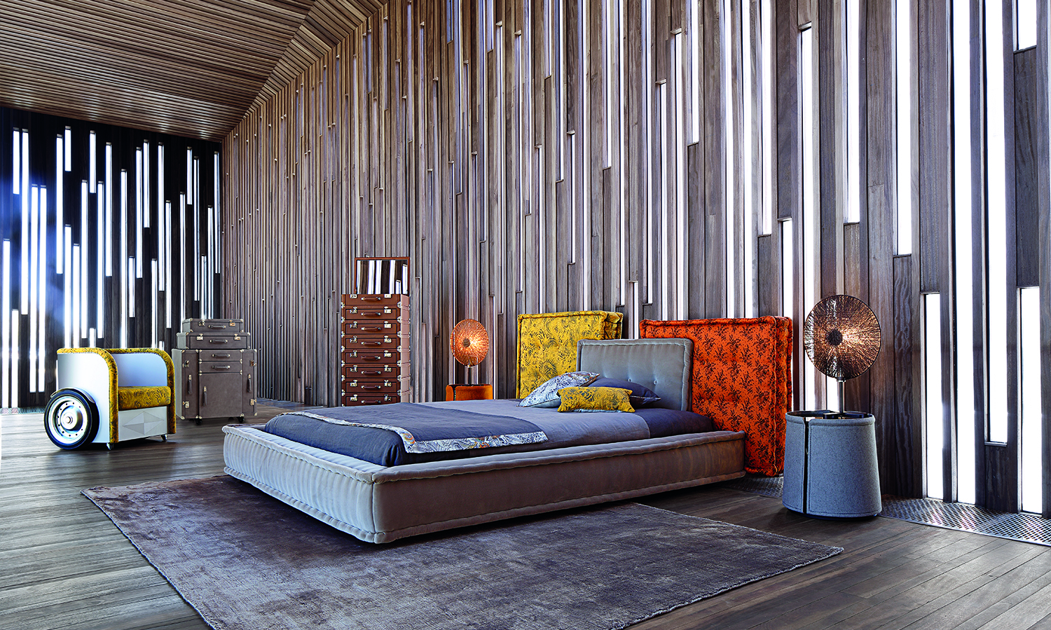 dormitorio telas con motivos de Jean Paul Gaultier cabecero cama Mah Jong, un diseño de Hans Hopfer & Marco Fumagalli para Roche Bobois