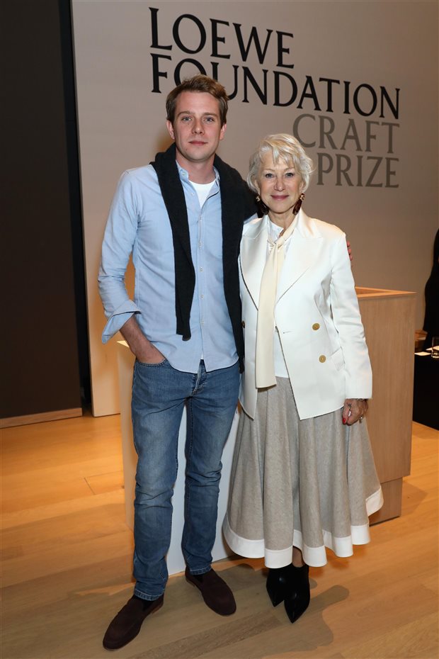 El director creativo de Loewe, Jonathan Anderson con Helen Mirren, que presentó el Craft Prize en el London Design Museum
