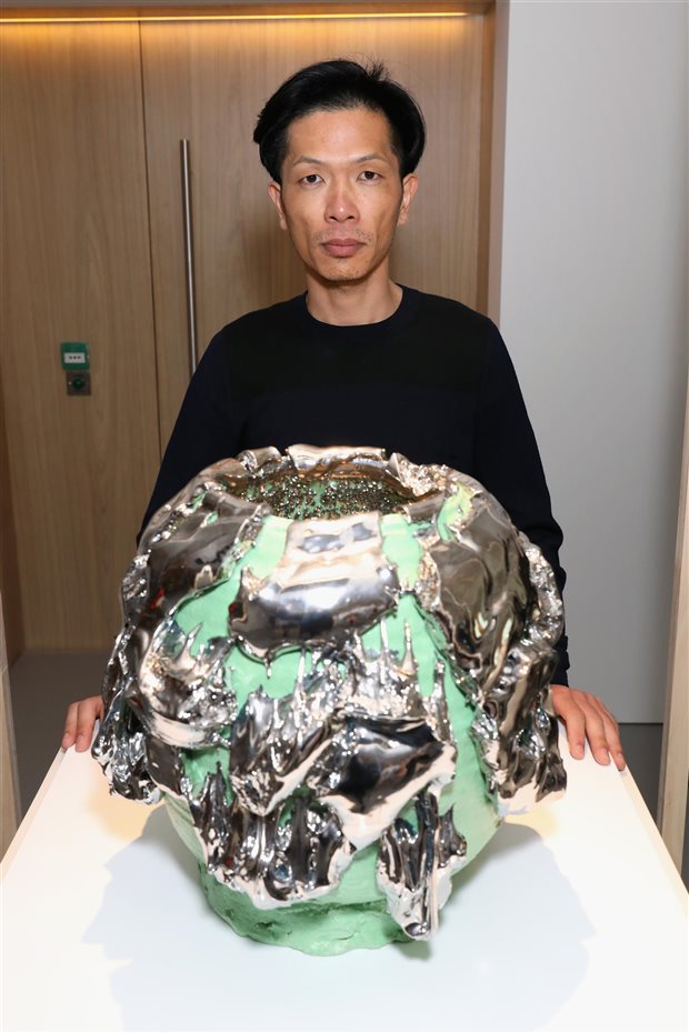 El japonés Takuro Kuwata, ganador de un premio de honor, con su obra 'Tea Bowl'.