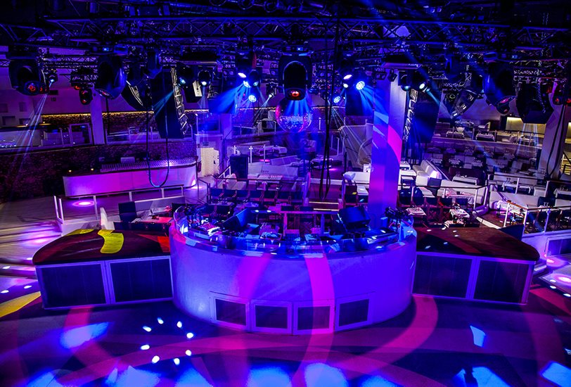 La cabina del DJ ahora se ubica en medio de la pista