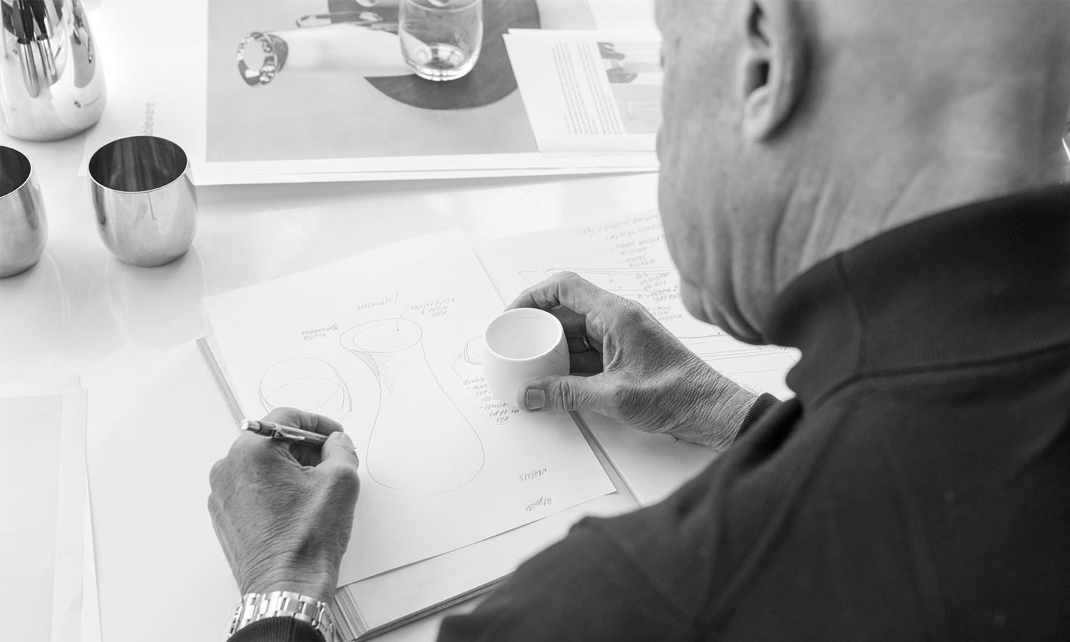 Norman Foster con los bocetos de la colección