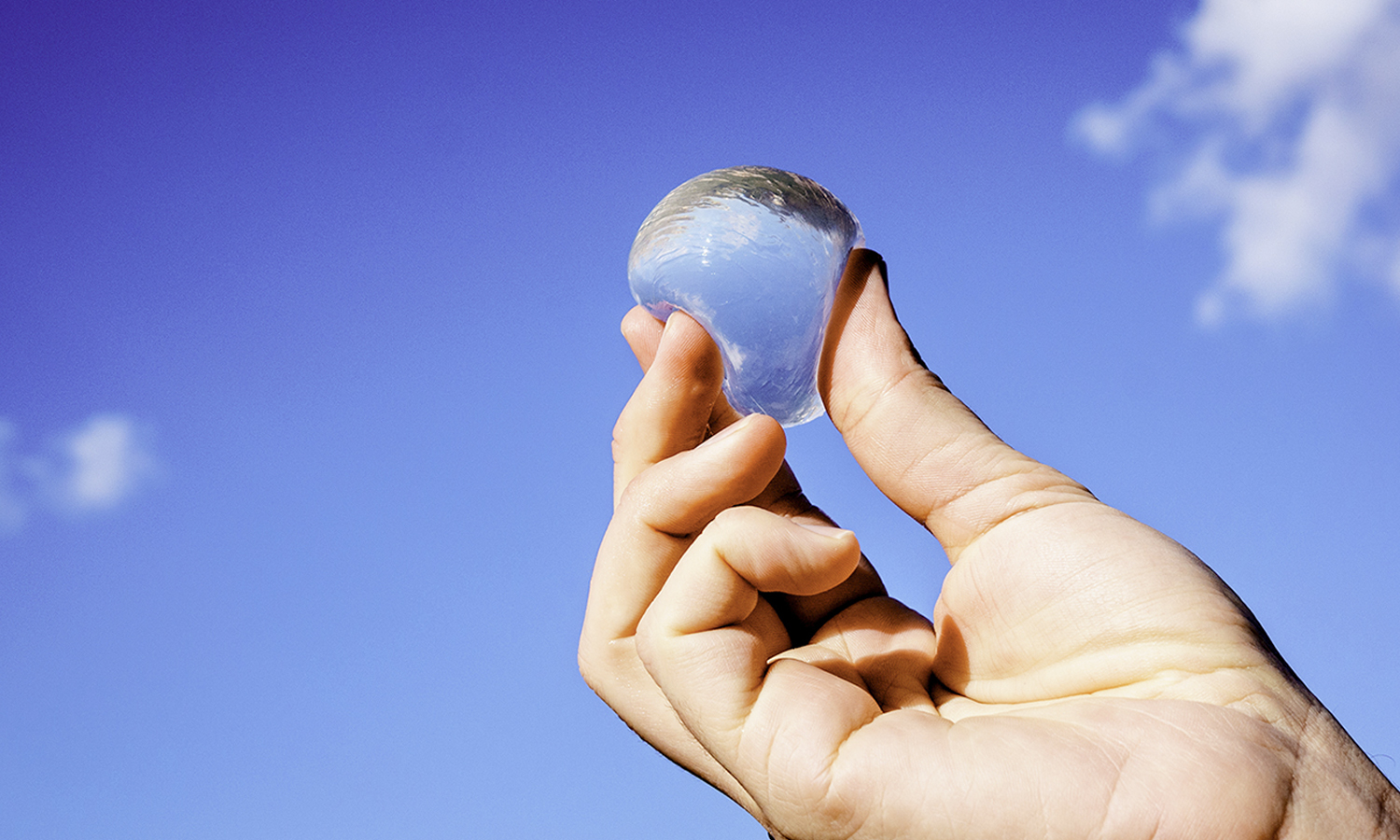 Ooho! En una pequeña burbuja se almacena agua potable dentro de una membrana comestible a partir de un extracto natural de algas.
